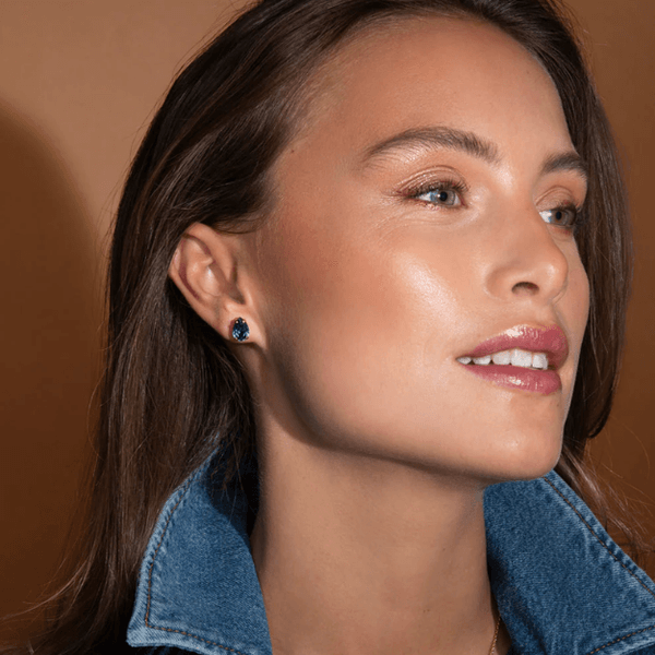 Hovedbilde PETITE DROP STUD EARRINGS Denim Blue