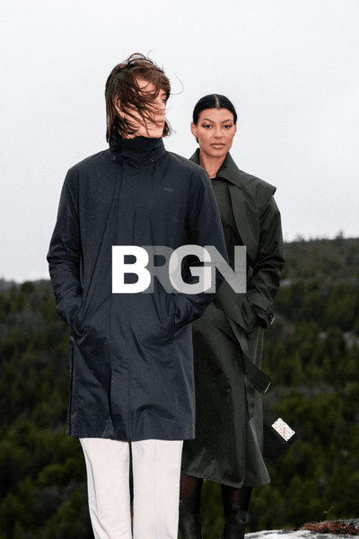 Bannerbilde for BRGN med to modeller i regnjakker i utendørsmiljø